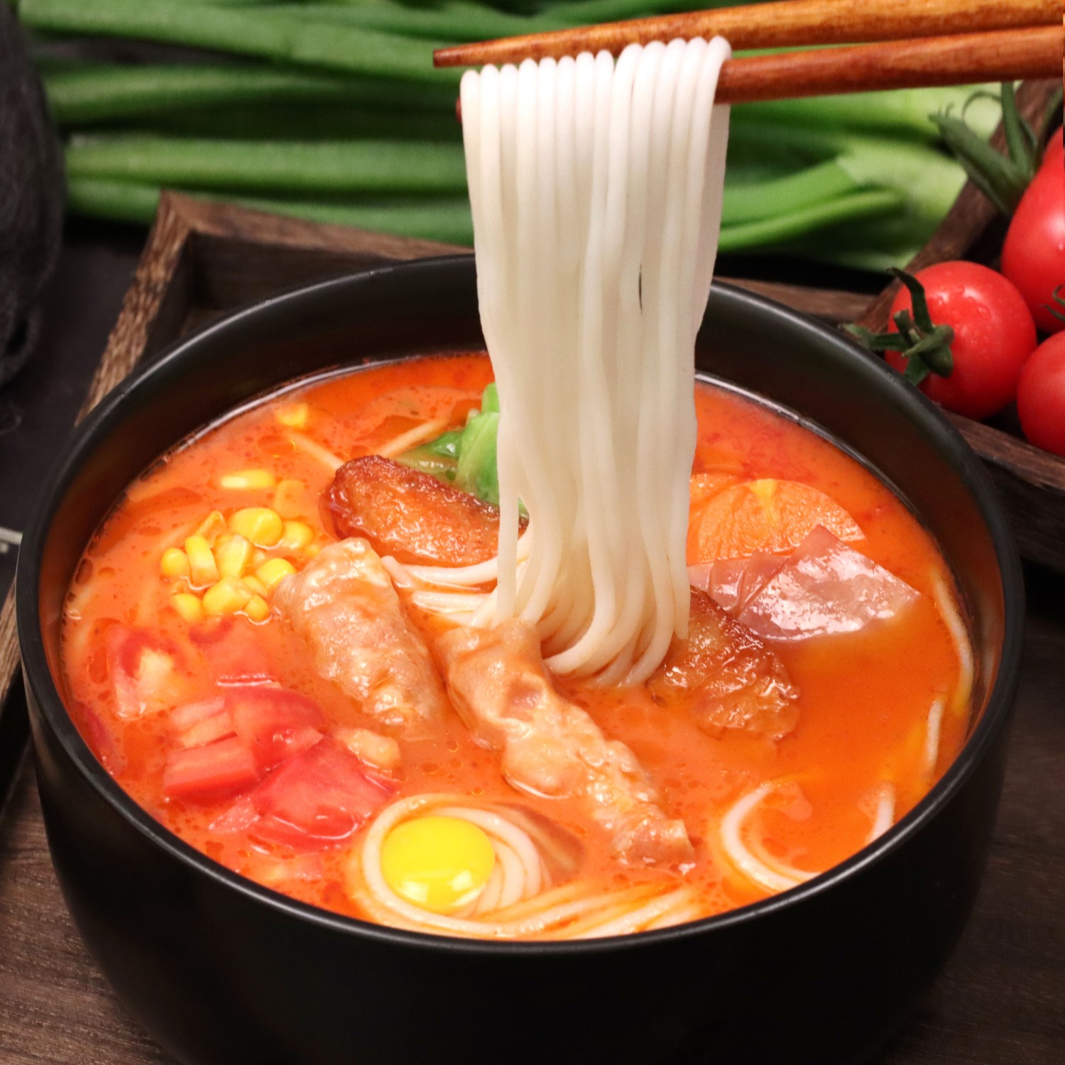 “济宁康德食品”生产车间是无菌化车间，拥有大型高压熬汤设备