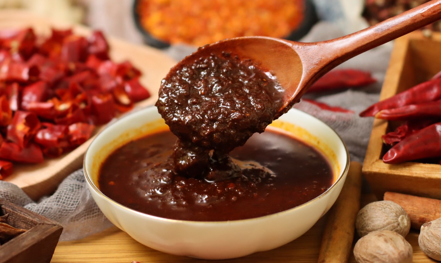 济宁康德食品”生产车间是无菌化车间,拥有大型高压熬汤设备,喷雾干燥塔,先进的进口罐装机, 生产过程和检测过程全部一体化、管道化,食料均不与外界接触,确保每一个产品的高品质,整个生产和检验都严格执行《国家食品安全法》,从而保证了产品质量安全、稳定、可靠